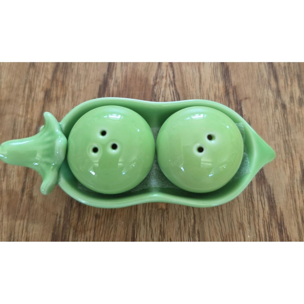 NIB Kate Aspen Two Peas in a Pod Ceramic Salt & Pepper Shaker Set Garden Decor